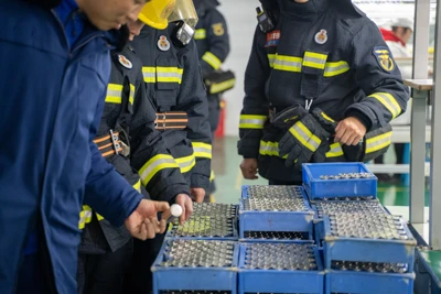 Yuav ua li cas tua Lithium roj teeb hluav taws?