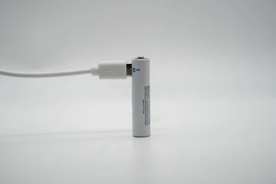 Dab tsi yog qhov txawv ntawm Rechargeable Lithium roj teeb thiab roj teeb qhuav?